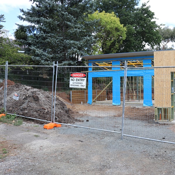 do you deliver and set up temporary fencing and what's the cost for this in Lake McMurray WA